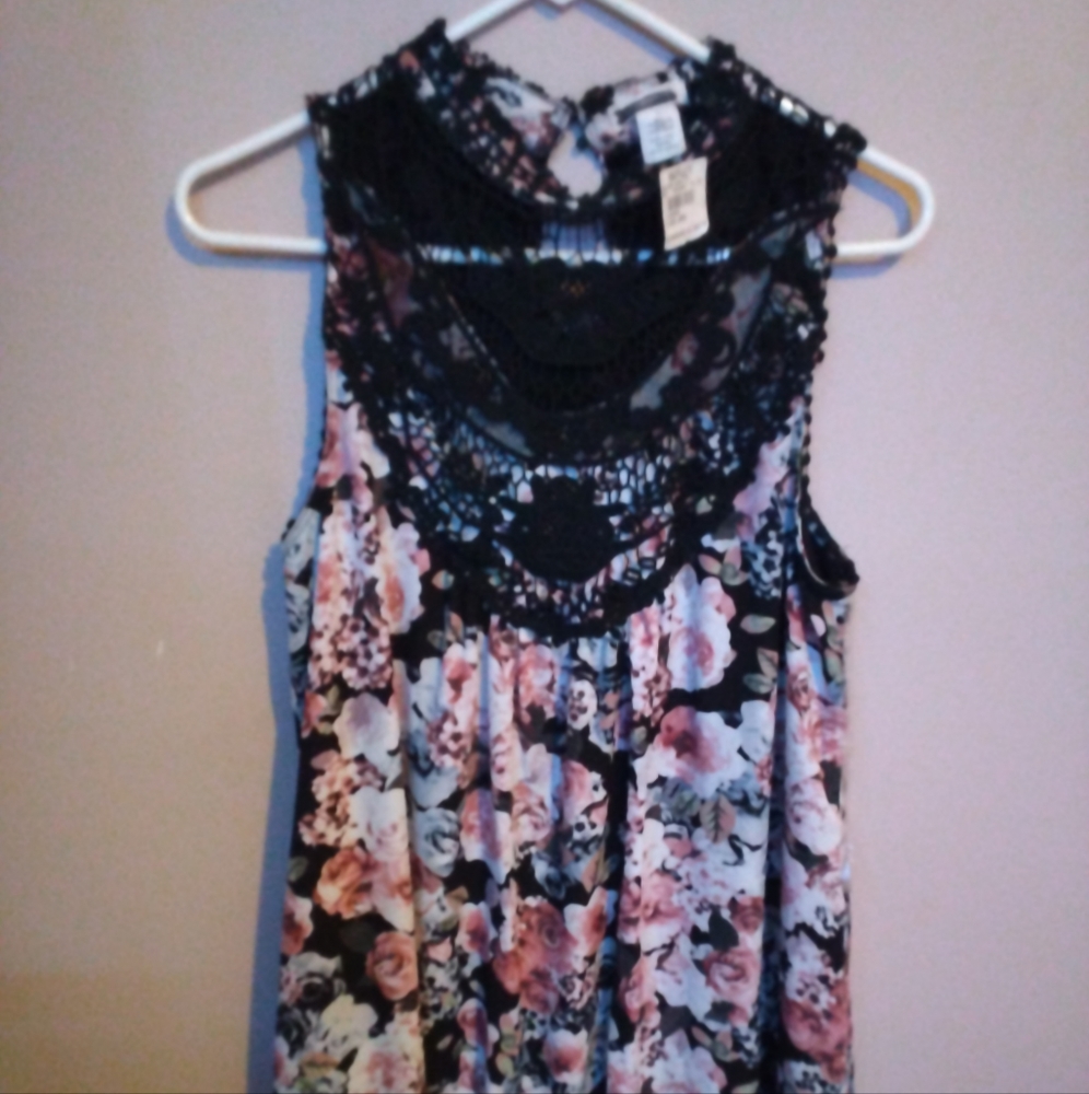 Cute dress' size Large, floral print crochet hem. Cute for work or a night out!